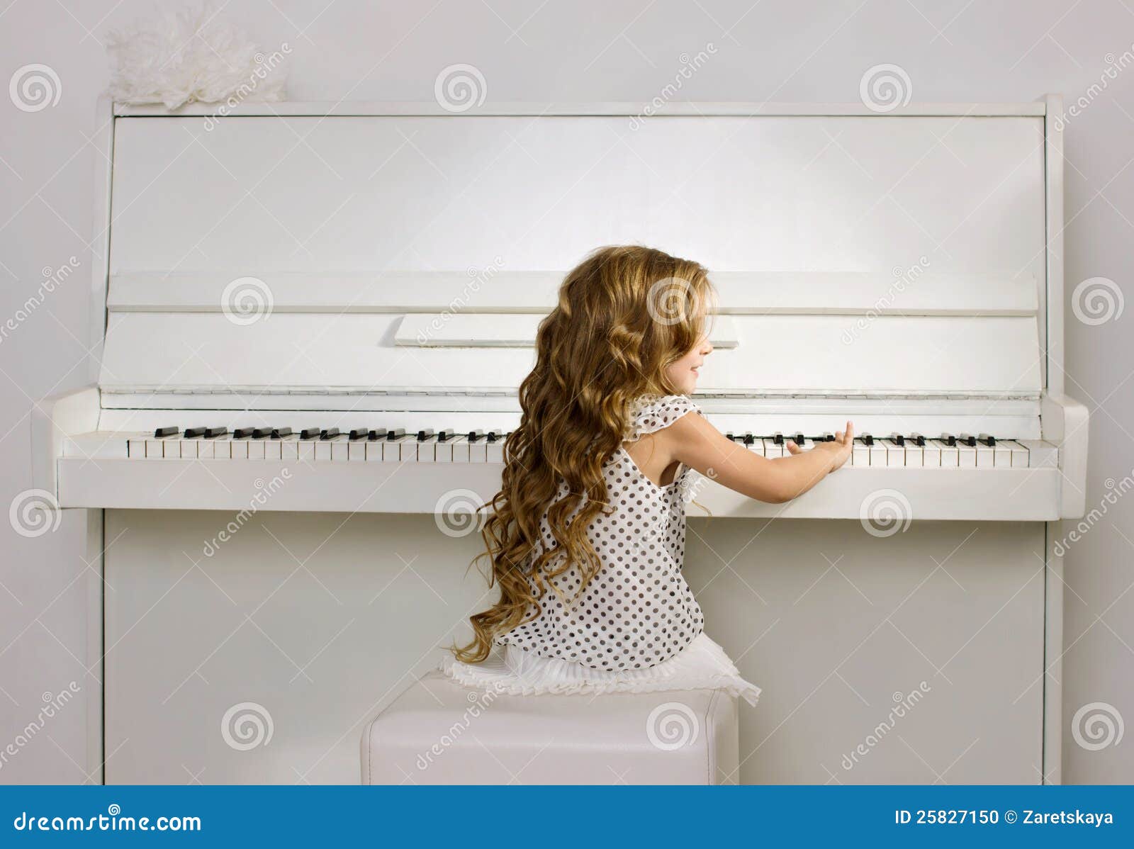 弹钢琴的美女桌面壁纸 - 25H.NET壁纸库