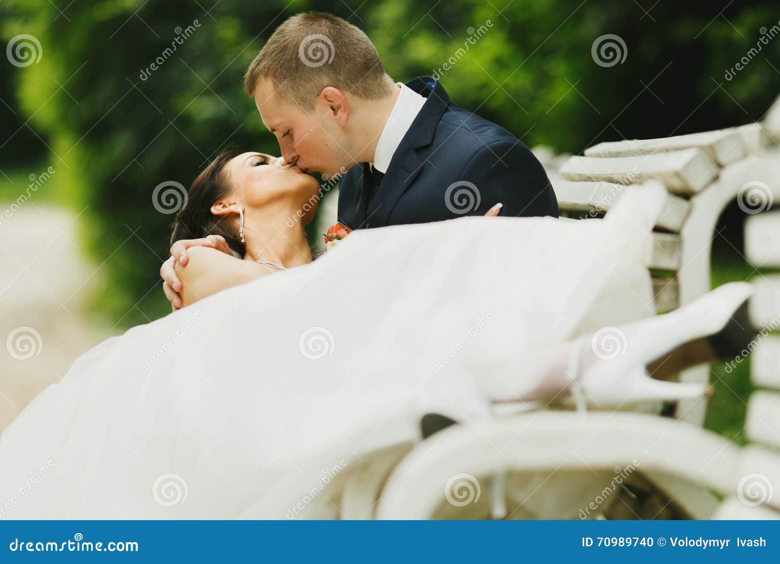 新郎和新娘在海滩上接吻图片下载 - 觅知网
