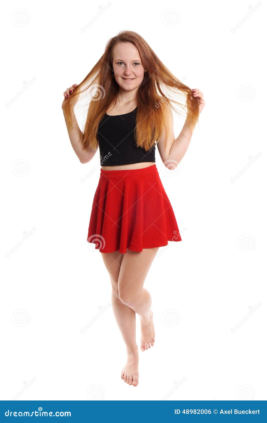 微型裙子的嬉戏的少妇. 穿着红色微型裙子的少妇充分的身体射击使用与头发