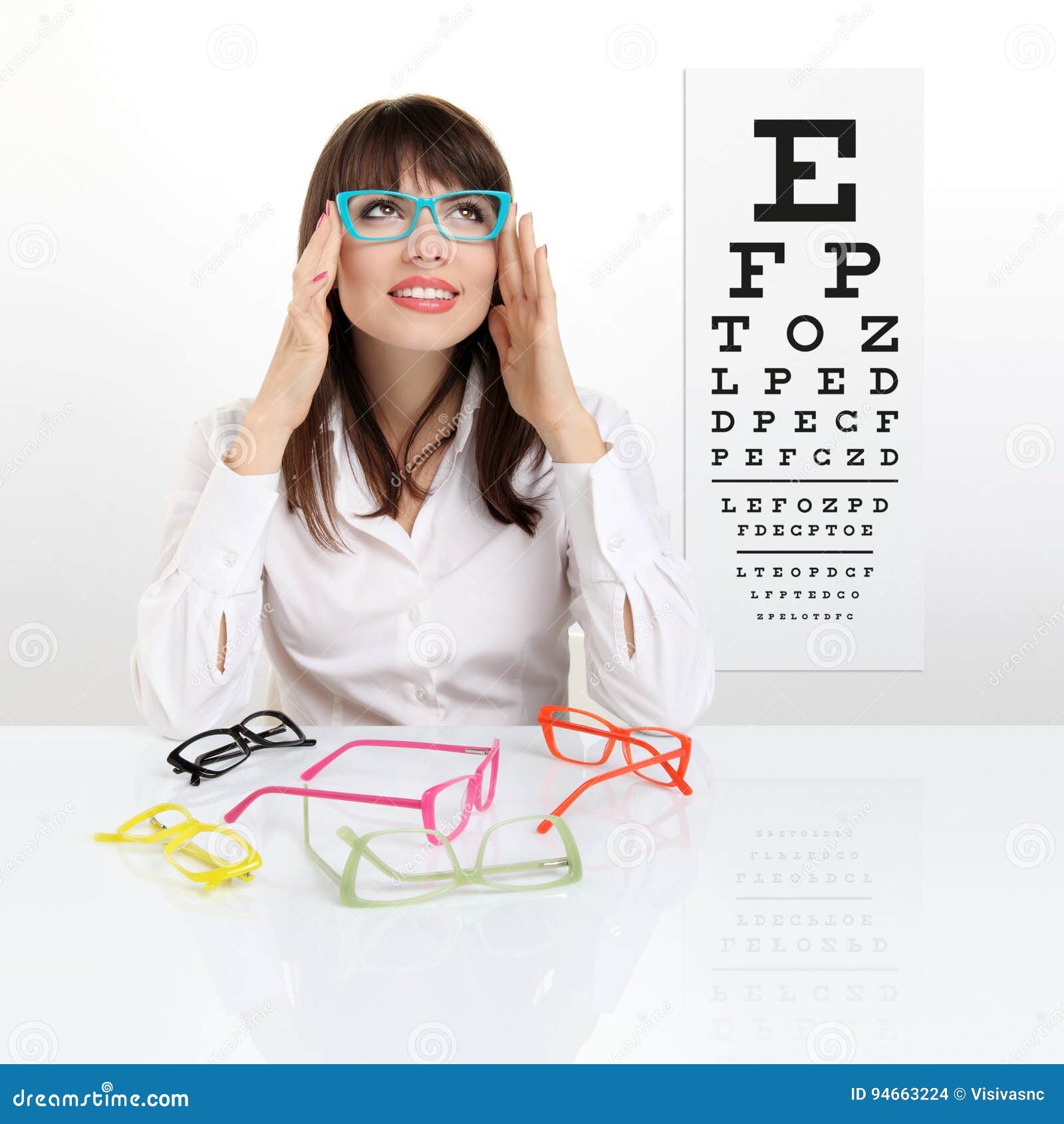 检查耐心眼力和视觉更正的验光师 库存照片. 图片 包括有 户内, 眼镜师, 眼医, 成人, 眼科, 男性 - 104310344