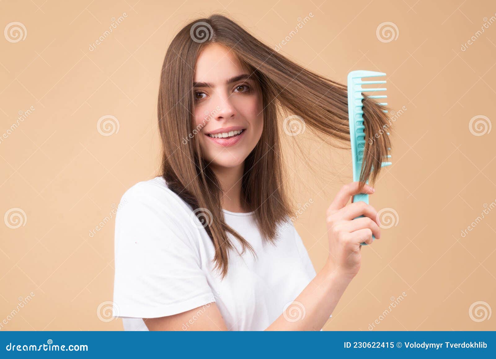 长发女孩梳着木梳，横卧，特写 库存图片. 图片 包括有 发型, 浴室, 关心, 成为秃头的, 水平, 关闭 - 158461209