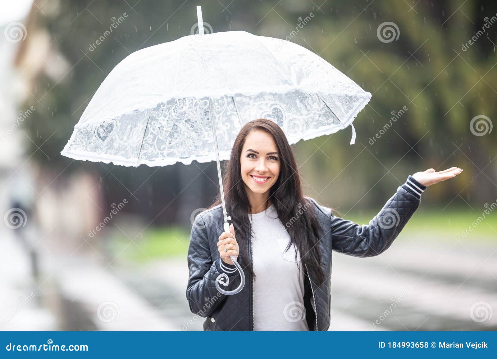 小清新拿着雨伞的女生设计可商用元素模板免费下载_psd格式_2000像素_编号32576151-千图网