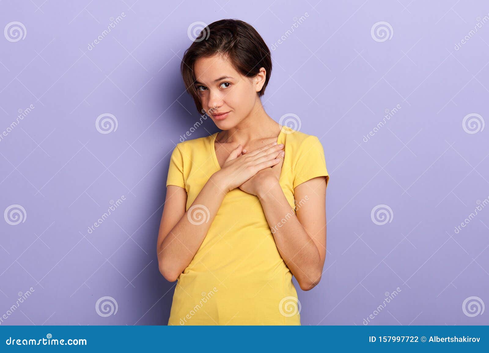 妇女握她的在他的胸口的手 库存图片. 图片 包括有 感觉, 冲程, 被照顾的, 严重, 胸口, 不适, 痛苦 - 108963257