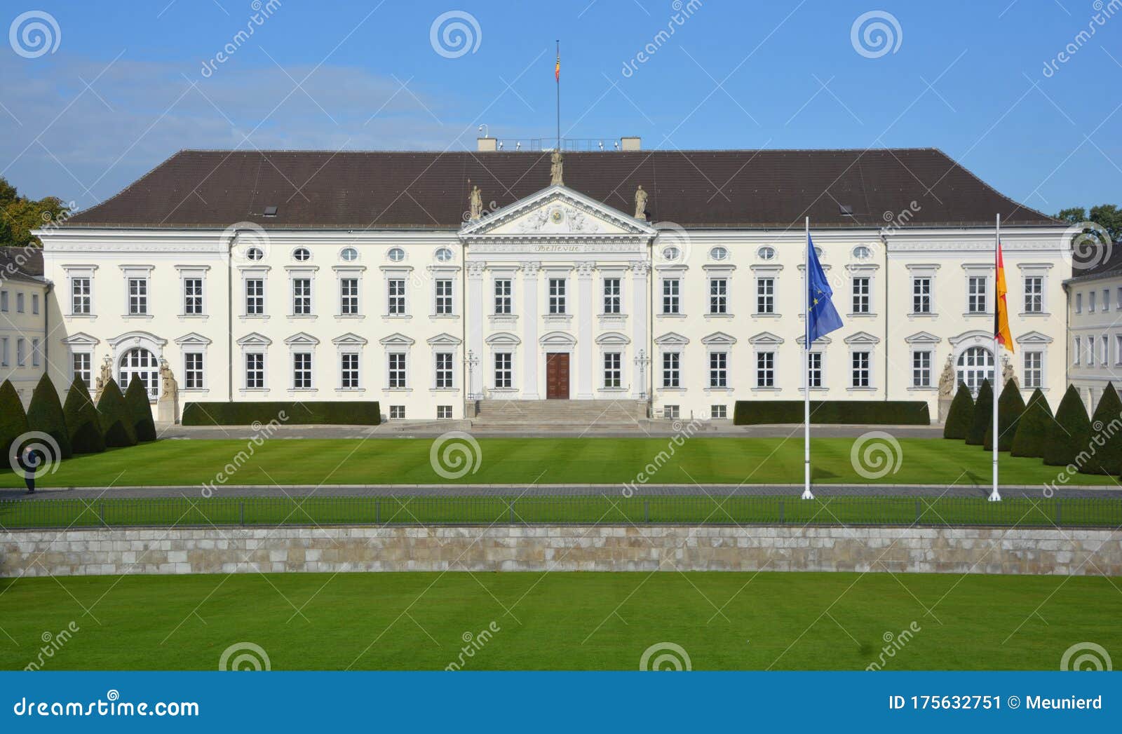 在施洛斯喜爱拉施塔特城堡和庭院的侧视图在拉施塔特，德国在一下雨天 库存图片 - 图片 包括有 文化, 公园: 153889907