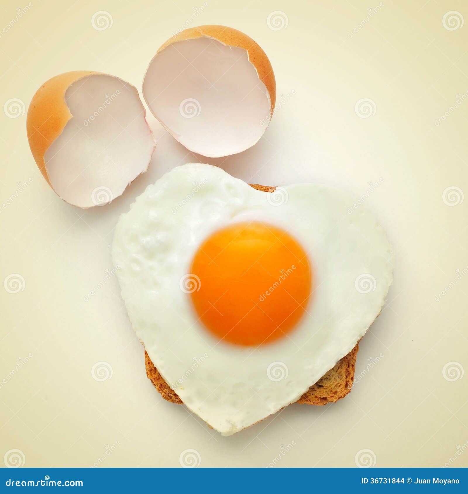 情人节早餐，在灰盘上供应心形炸鸡蛋 库存照片. 图片 包括有 平面, 鸡蛋, 营养, 餐巾, 厨师, 叉子 - 170695346