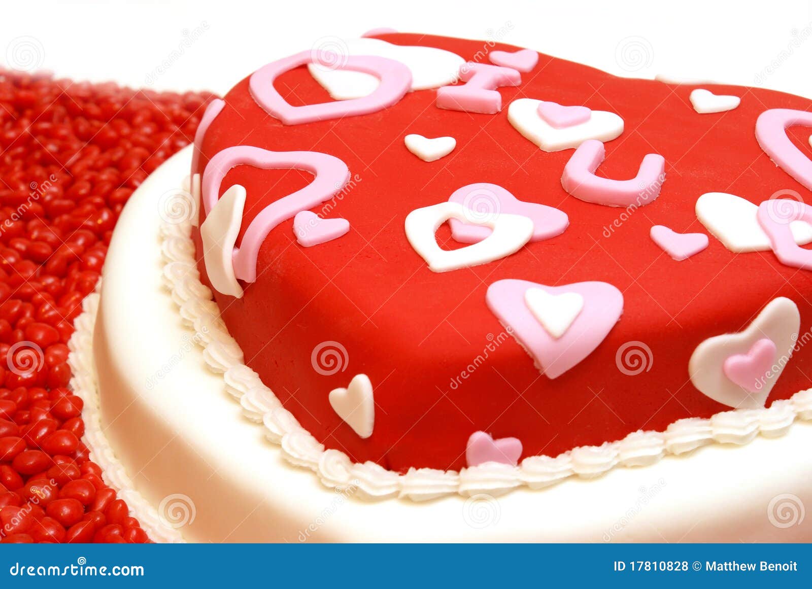 心形蛋糕. 粉红色背景上镶有爱的铭文的心形慕斯蛋糕 库存照片. 图片 包括有 结霜, 甜甜, 祝贺, 红色 - 206976546