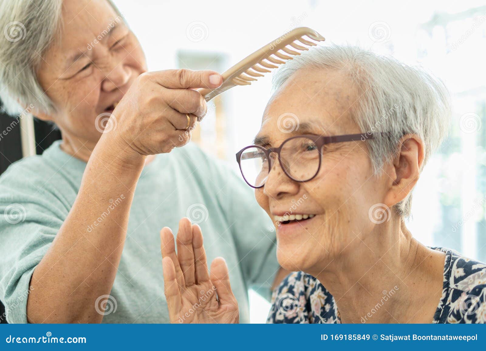 户外依偎在一起的快乐老年夫妇的肖像晚年幸福活力老人图片下载 - 觅知网