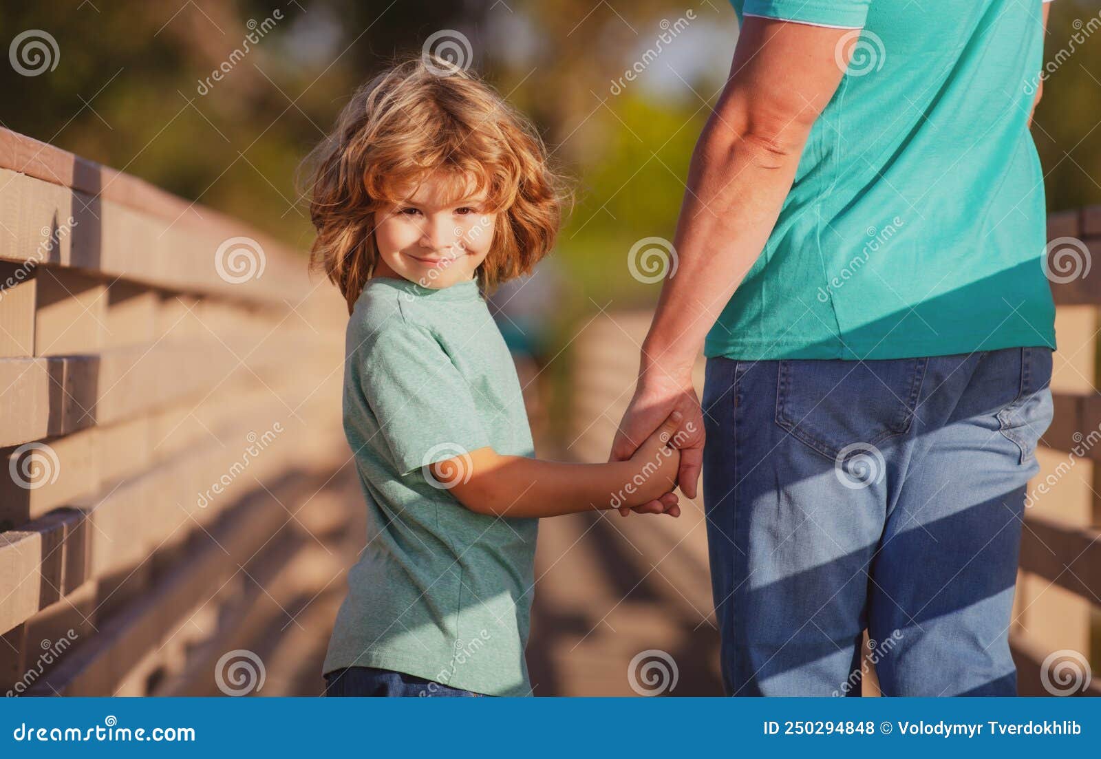 一个小男孩伸出手来，表明他的手 库存照片. 图片 包括有 执行, 男朋友, 照亮, 户内, 表面, 头发 - 182096526