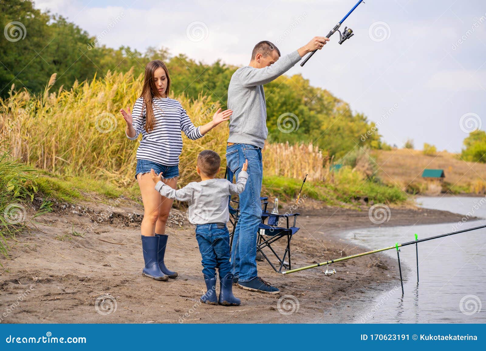 父子在湖边一起钓鱼 库存图片. 图片 包括有 池塘, 父亲, 本质, 捕鱼, 孩子, 背包, 系列, 其它 - 157912759