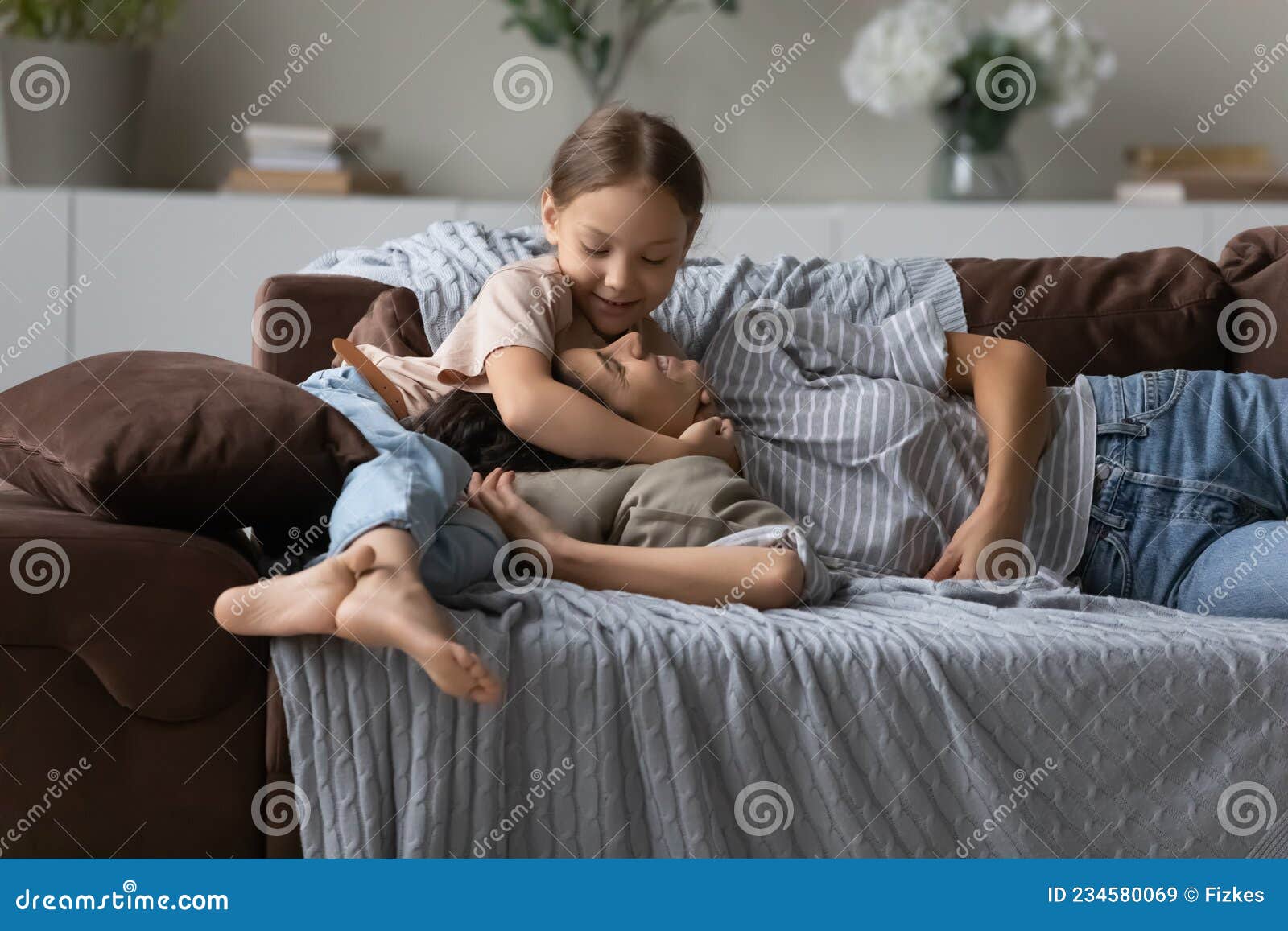 婴儿躺在床上的母亲特写 库存图片. 图片 包括有 女儿, 孩子, 育儿, 拥抱, 女性, 快乐, 可爱 - 232017573