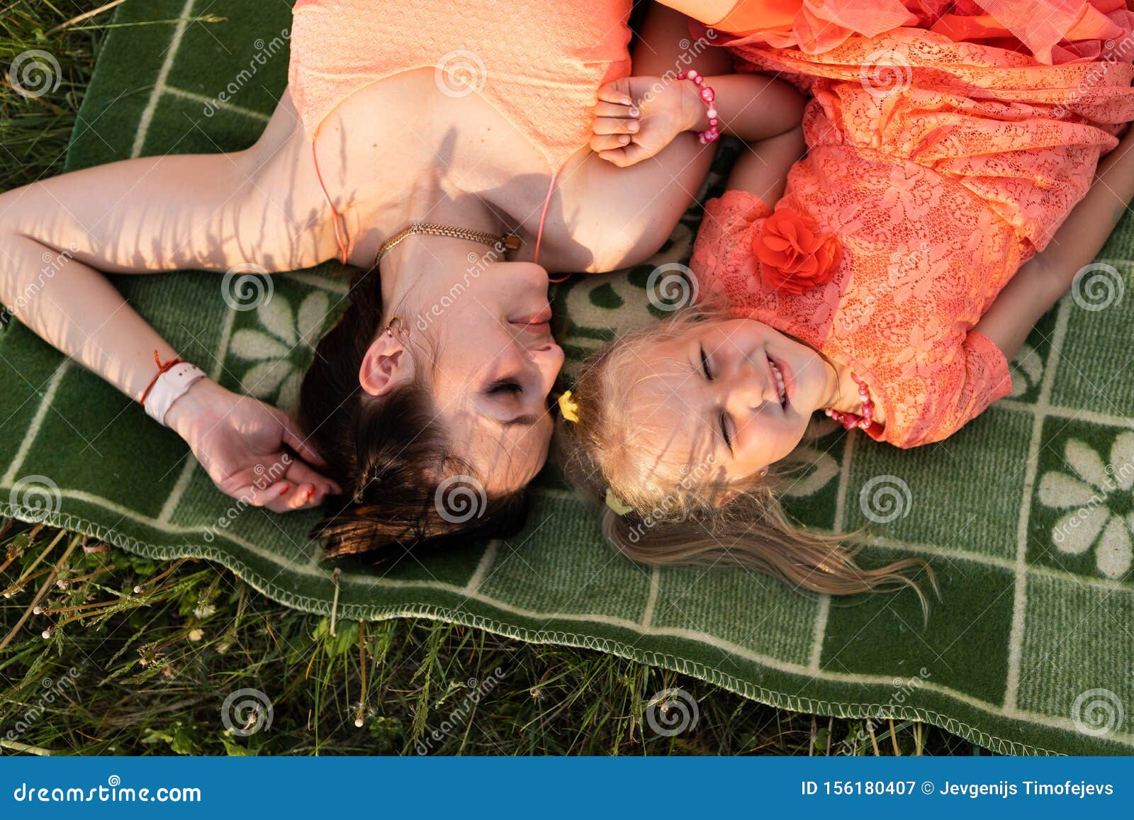 å¿«ä¹ çš„æ¯ äº²å’Œå¥¹çš„å° å¥³å„¿çŽ©è€ ï¼ŒçŽ©å¾—å¼€å¿ƒ-å¹´è½»çš„ç™½ç