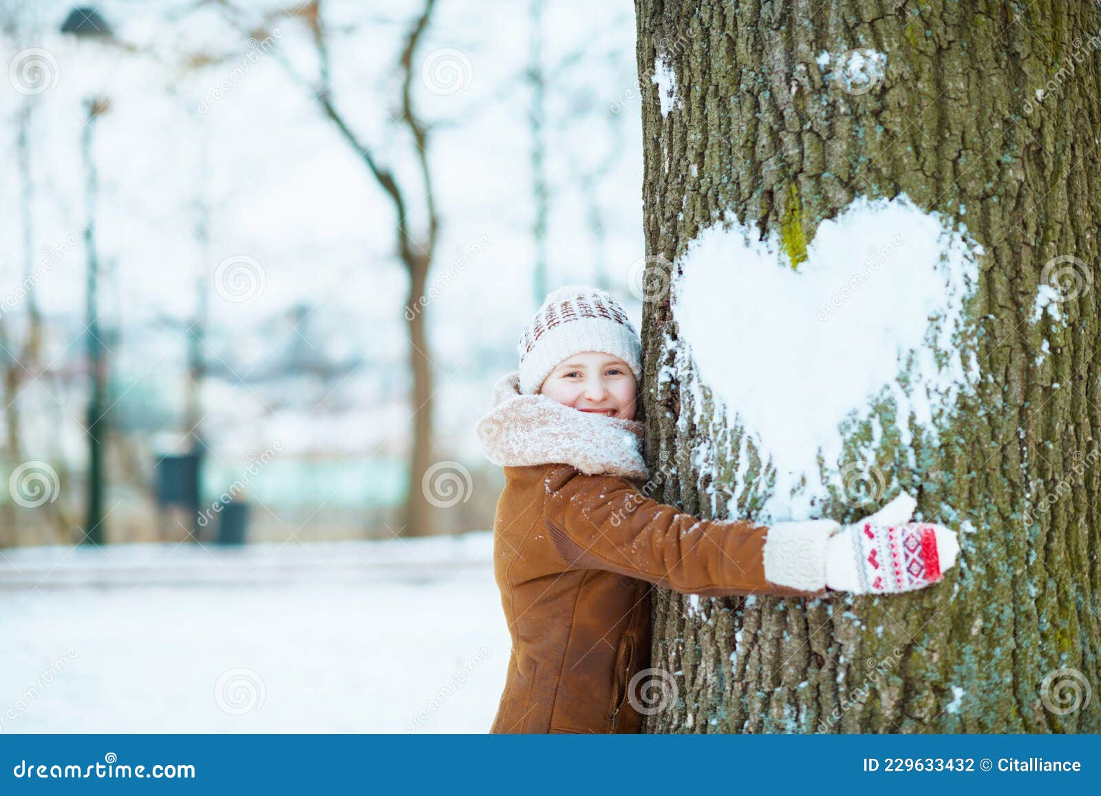 冬季大雪二十四节气情侣拥抱海报素材模板下载 - 图巨人