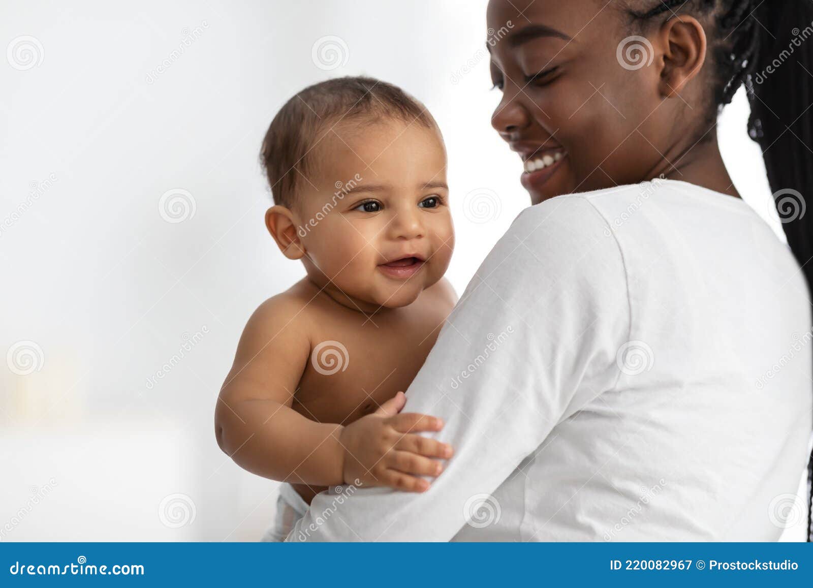 非洲妈妈和女儿说话图片下载 - 觅知网