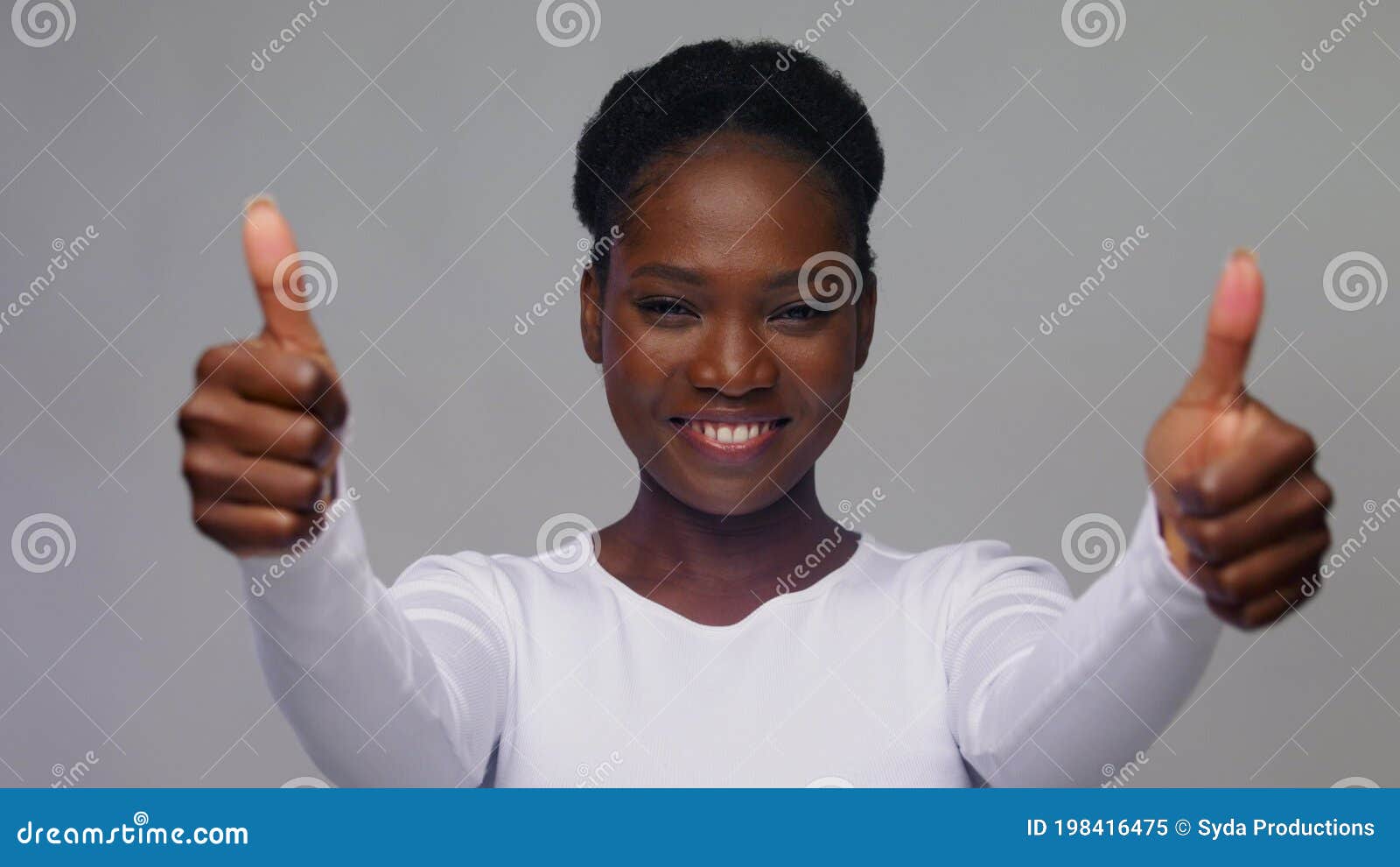 美丽友好的非洲裔美国女人，卷曲的非洲发型，可爱的笑容，灰色的背景上孤立的肖像人像图片免费下载_jpg格式_11600像素_编号38717901-千图网