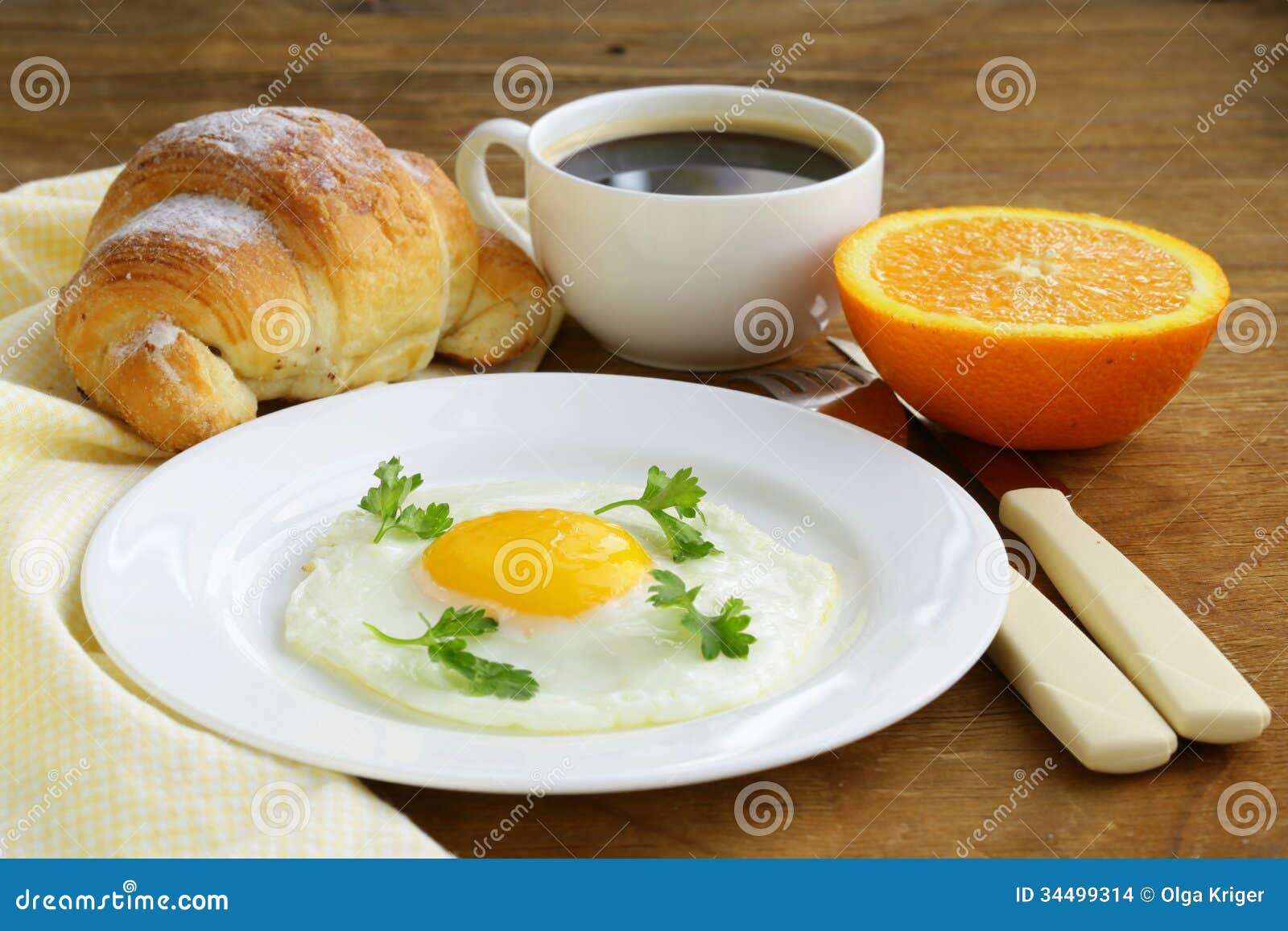 用早餐用煎蛋、新月形面包、汁液、咖啡和果子 库存照片. 图片 包括有 健康, 对象, 快餐, 食物, 膳食 - 109351062