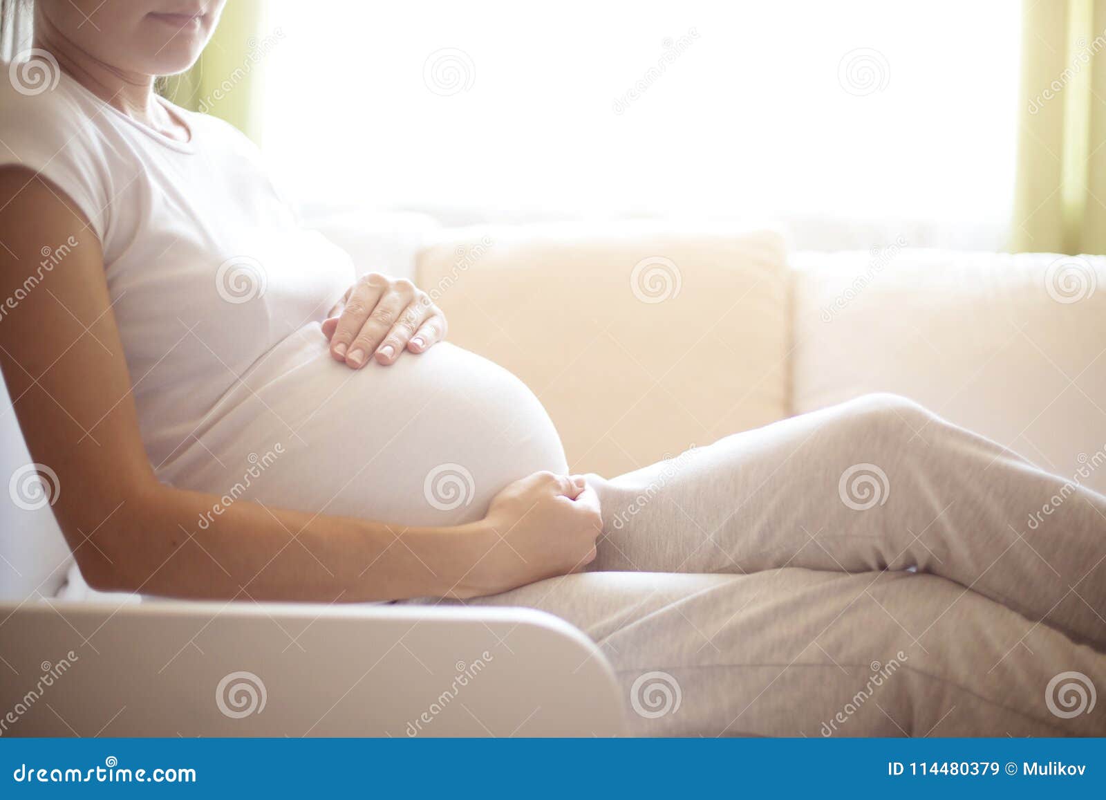 孕晚期胎儿一直动个不停咋回事-菠萝孕育