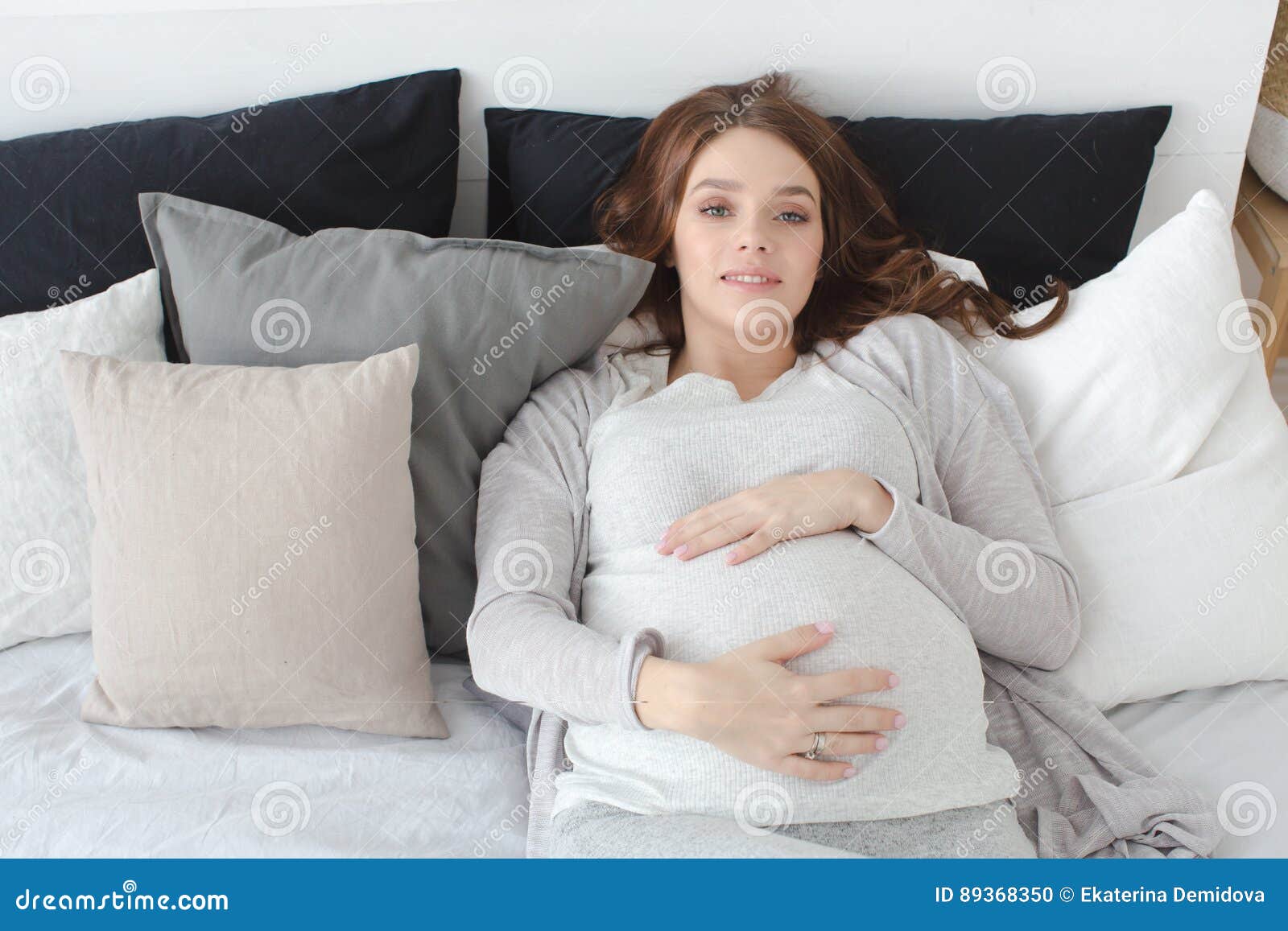 孕妇躺在床上高清摄影大图-千库网
