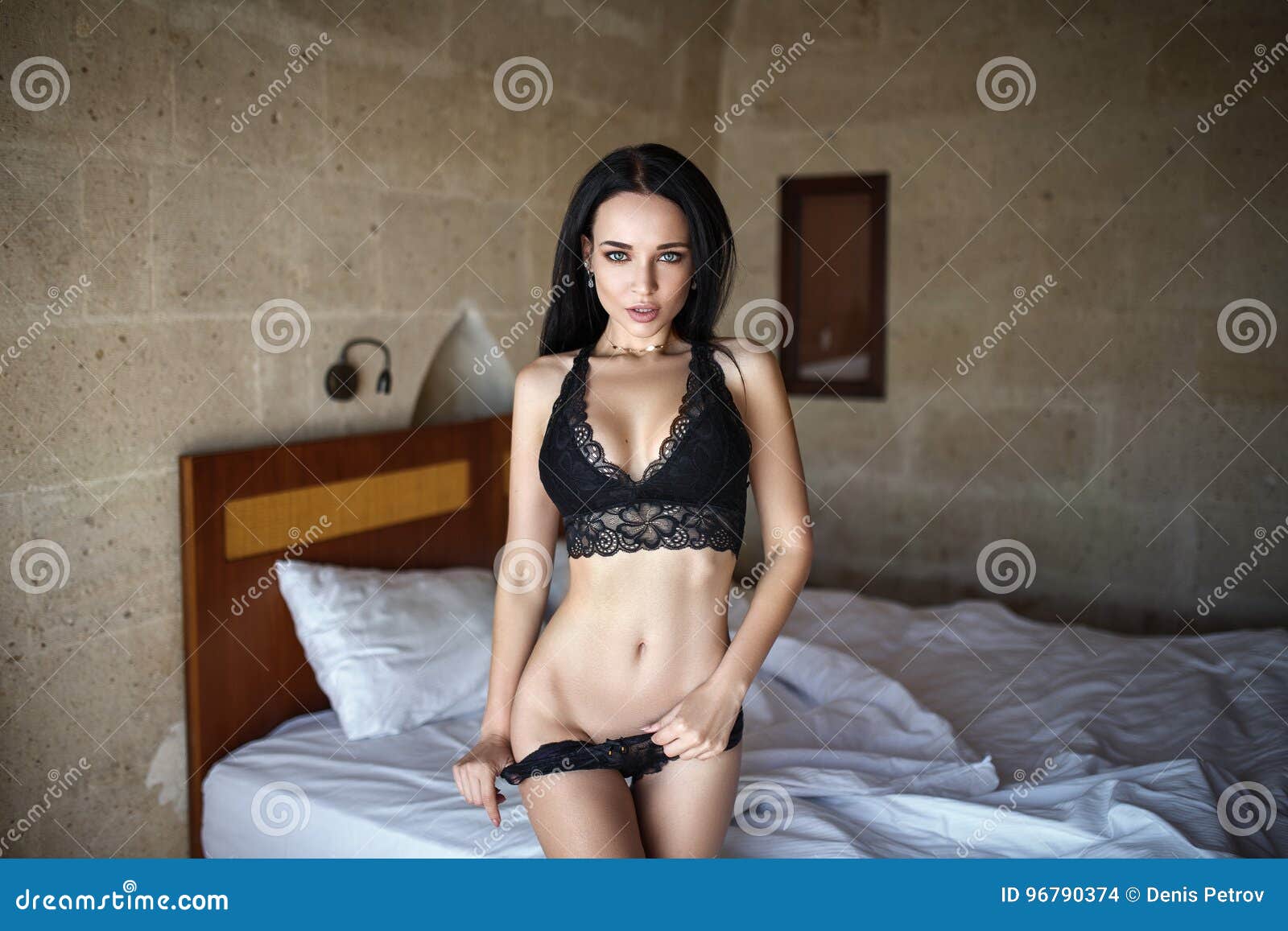 穿着内衣的性感女孩坐在床上 库存照片. 图片 包括有 理想, 人们, 激情, 家庭, 舒适, 欧洲, 摆在 - 216471190