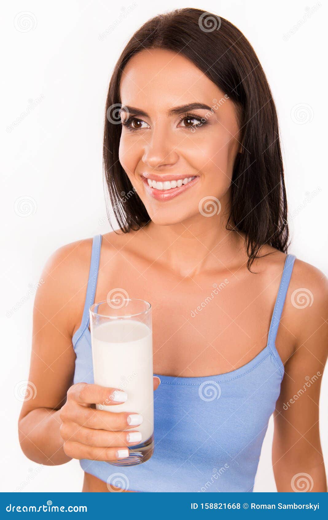 年轻女性喝酸奶-蓝牛仔影像-中国原创广告影像素材