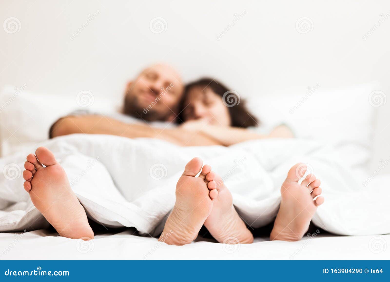 情侣坐在床上拥抱 甜蜜的看着对方笑_站酷海洛_正版图片_视频_字体_音乐素材交易平台_站酷旗下品牌