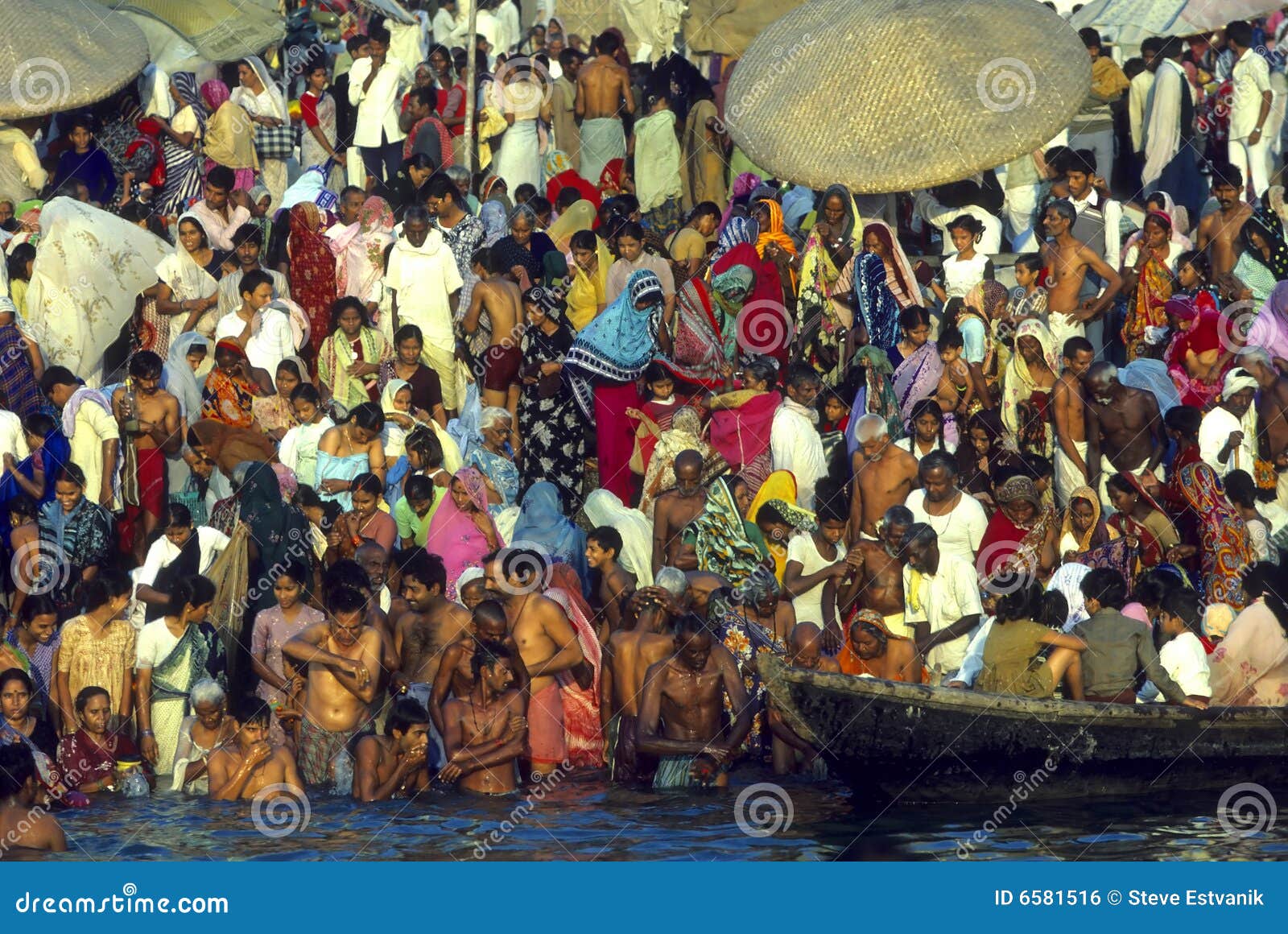 Ghat的节日的，瓦腊纳西/Benares，印度恒河沐浴者