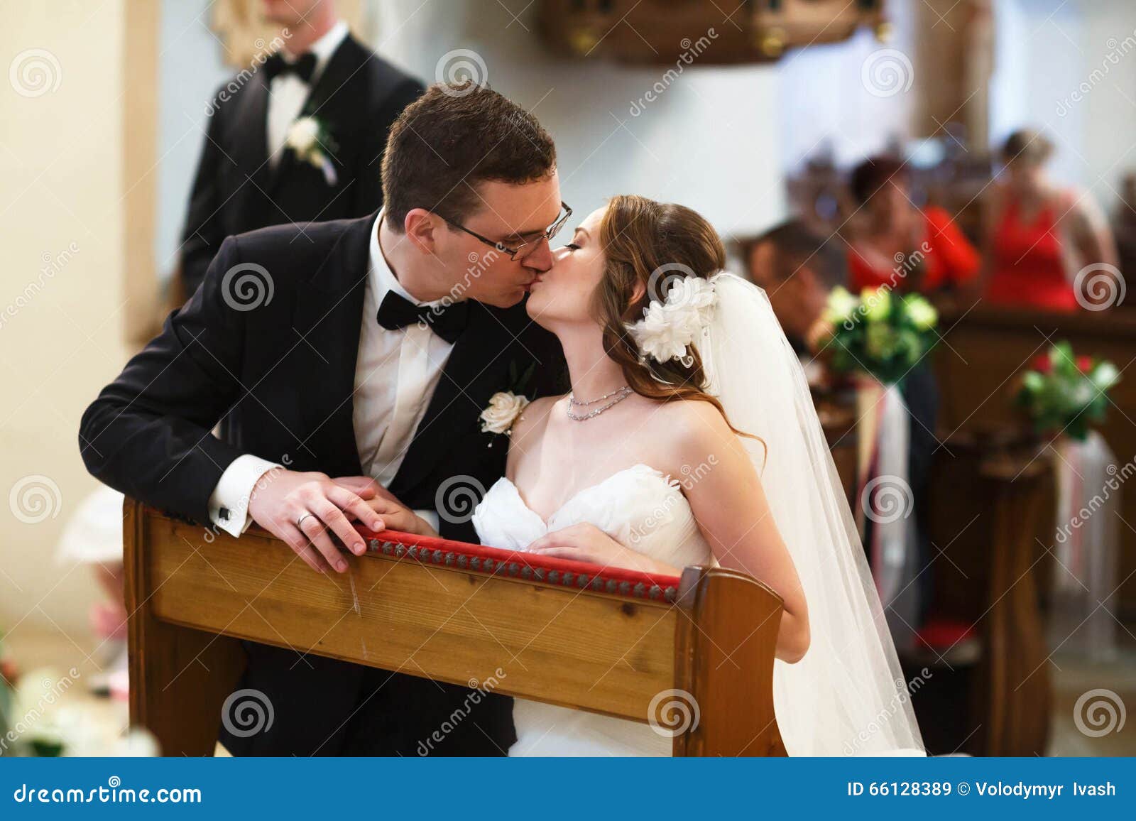 新娘亲吻一个新郎，当宣扬时 库存图片. 图片 包括有 拥抱, 情感, 生活, 颜色, 乐趣, 豪华, 婚姻 - 70989625