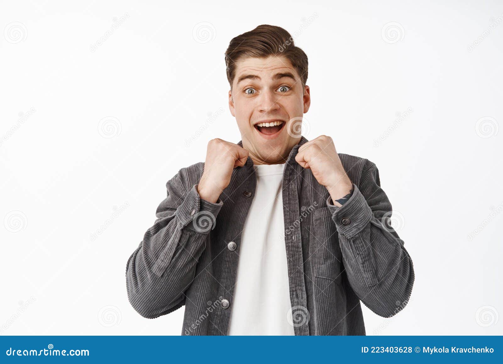 【年中無休】 惊讶而兴奋的男子的特写,他在胸口附近用手欢呼,以令人敬畏的 和書