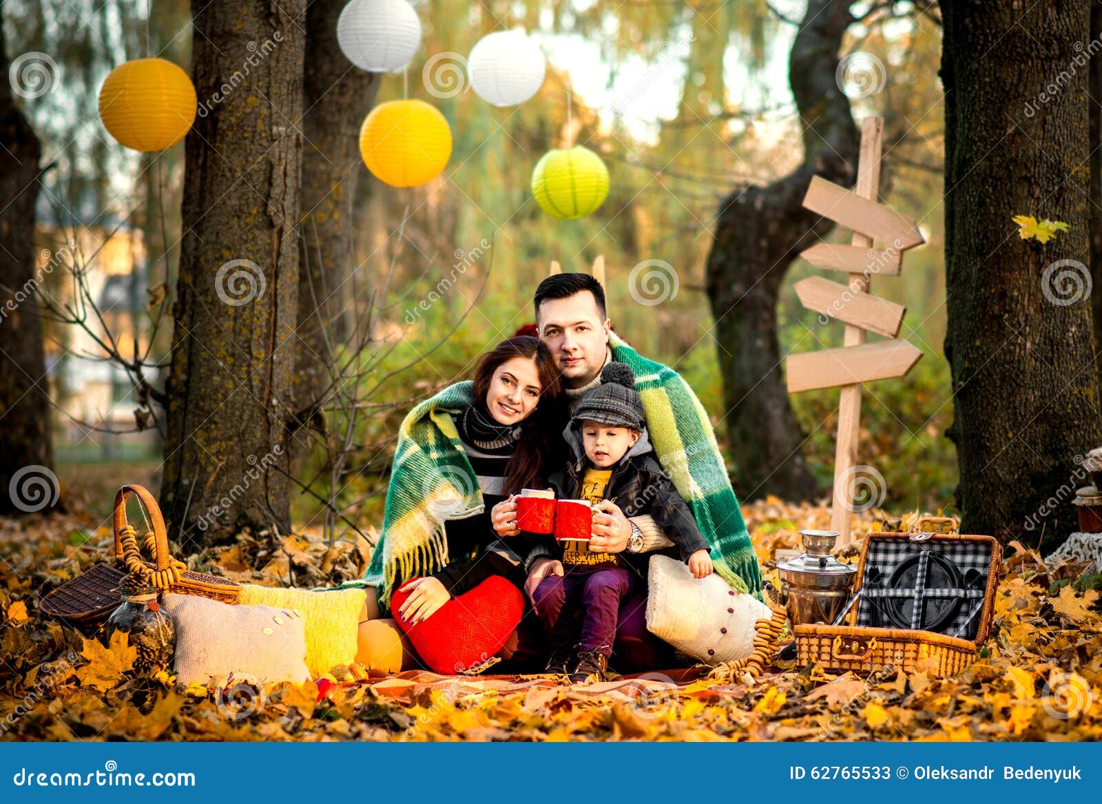 愉快的家庭在公园，秋天时间. 愉快的家庭休息在公园一起