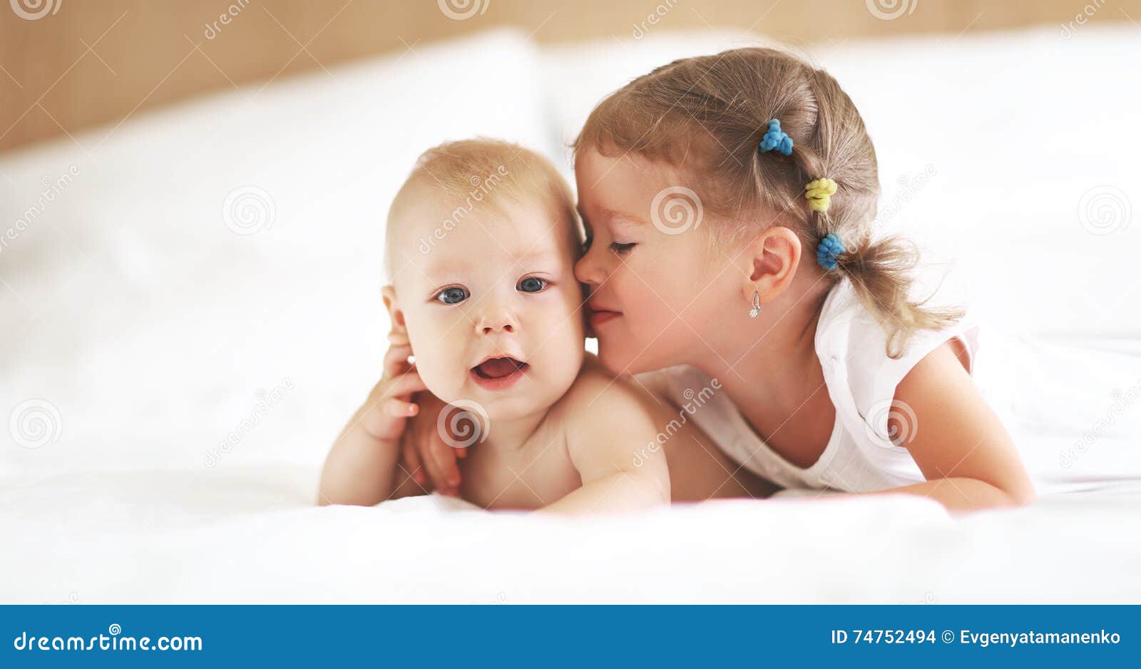 亲吻惊奇的兄弟的两个姐妹 亲吻惊奇的小男孩的两个女孩 库存图片. 图片 包括有 童年, 查出, 婴孩, 关闭 - 118322483