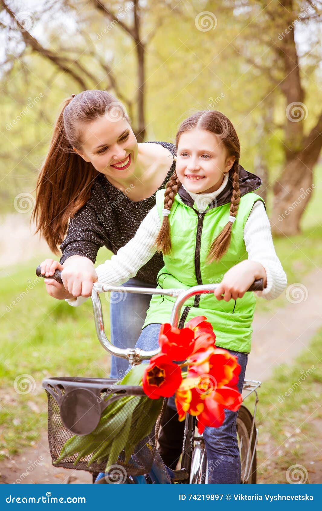 愉快的获得乐趣，骑自行车和显示赞许的母亲和女儿 库存照片. 图片 包括有 健康, 查找, 童年, 母亲, 骑自行车者 - 58347866