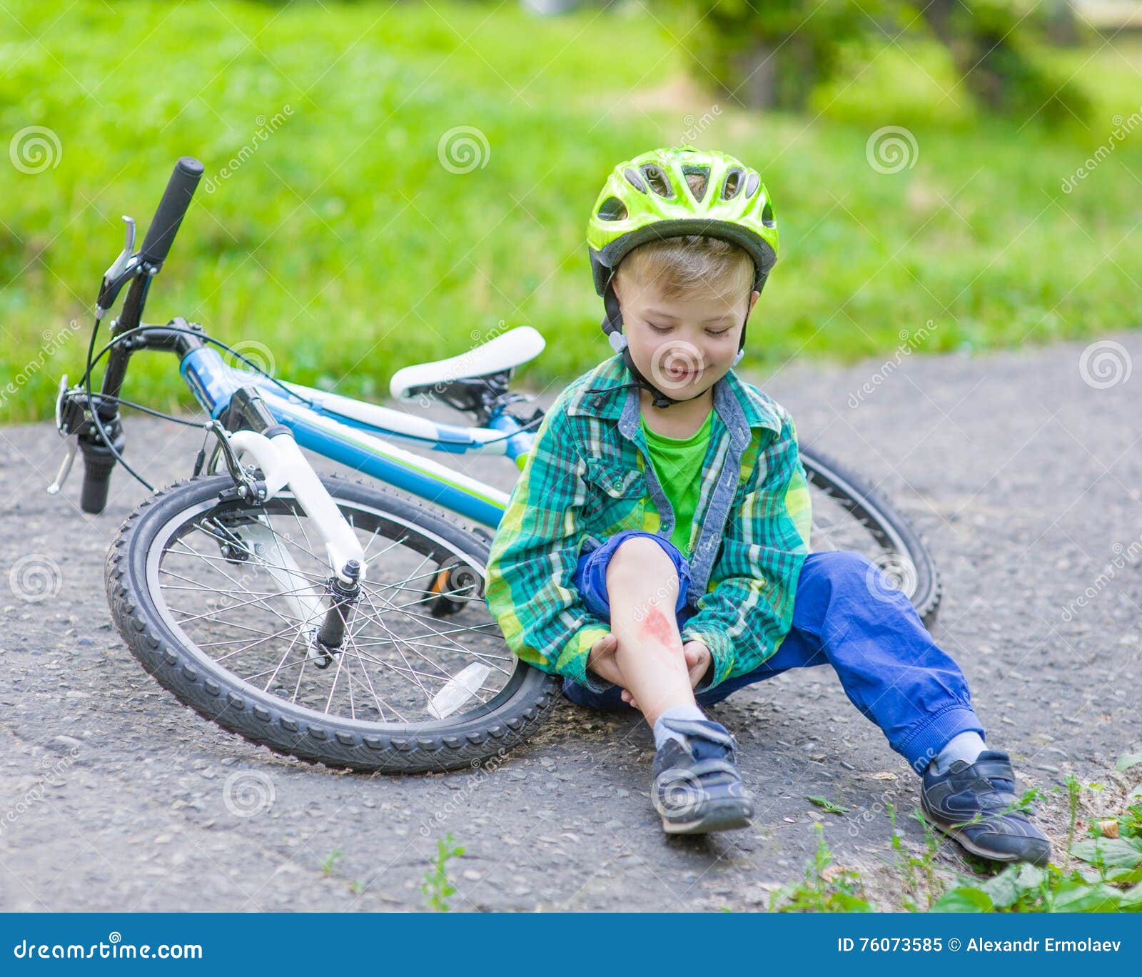 男孩从自行车跌倒了在公园 库存照片. 图片 包括有 童年, 盔甲, 生活方式, 适应, 创伤, 的闪烁, 痛苦 - 75416662