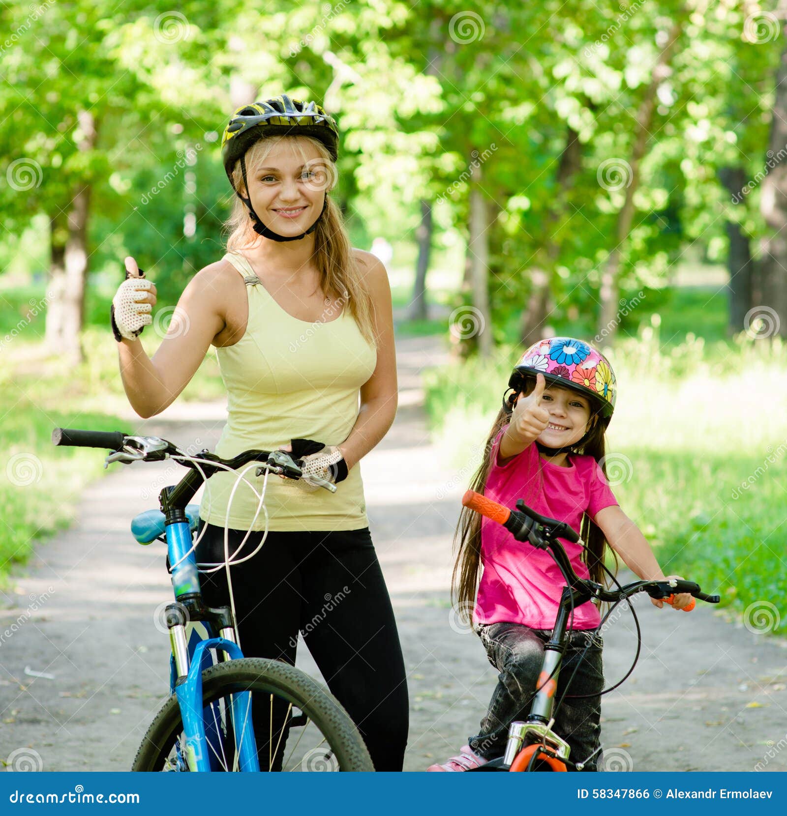 母亲和小女儿自行车的在夏天 库存图片. 图片 包括有 旅途, 骑自行车的人, 孩子, 保护, 乐趣, 本质 - 55030015