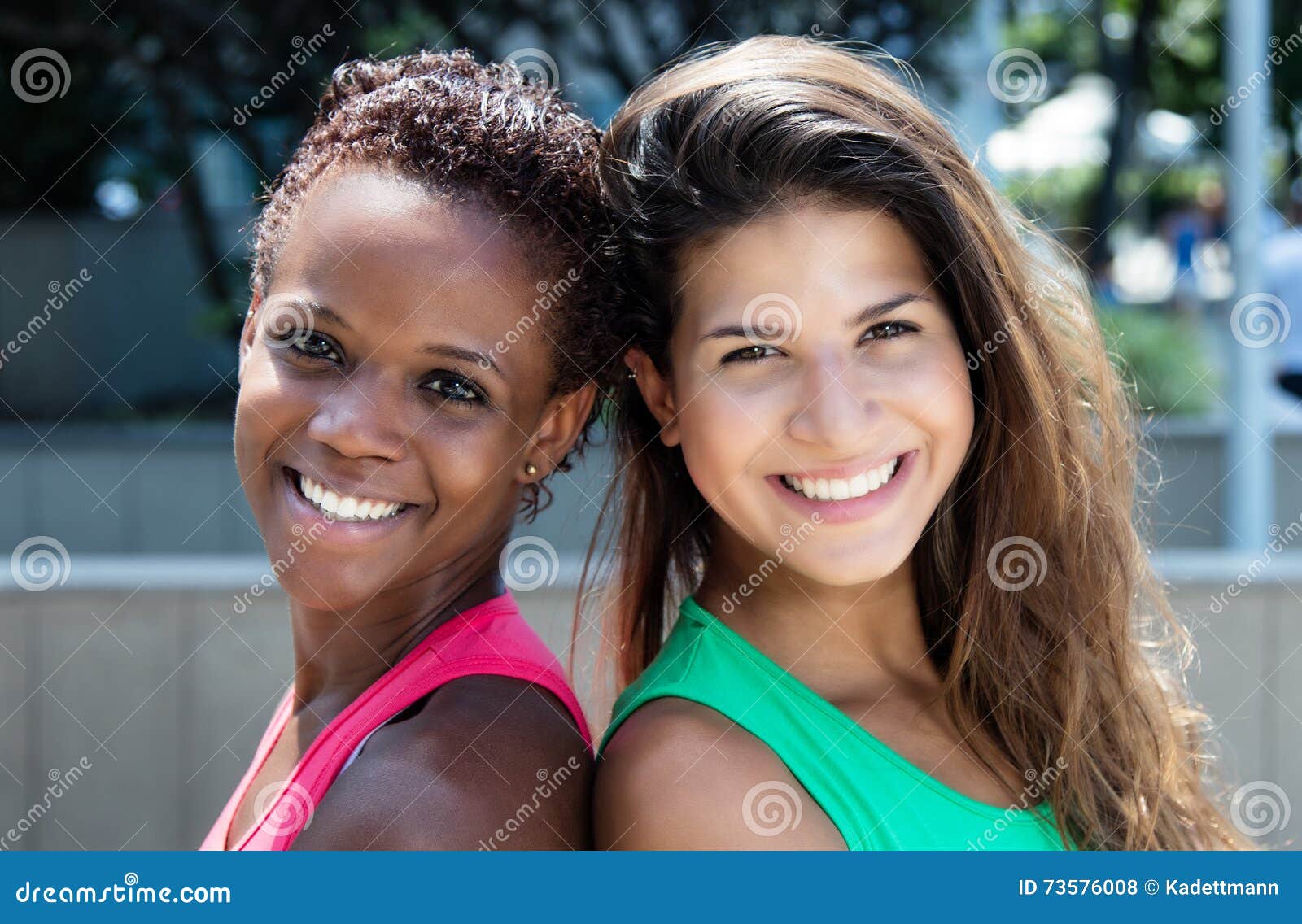 小组有年轻的非裔美国人的拉丁和白种人女孩 库存图片. 图片 包括有 愉快, 亚马逊, 国际, 幸福, 破擦声 - 90080195
