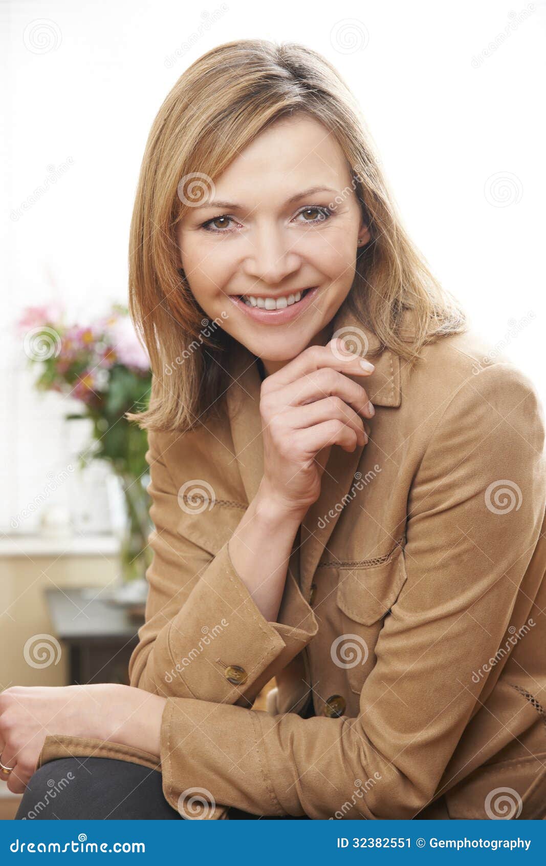 美丽的成熟微笑的妇女 库存图片. 图片 包括有 年长, 表示, 图象, 高雅, 面部, 女性, 电话会议 - 45351937