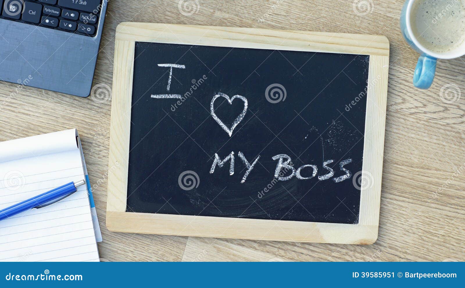 我爱我的上司. 我爱在黑板写的我的上司在办公室