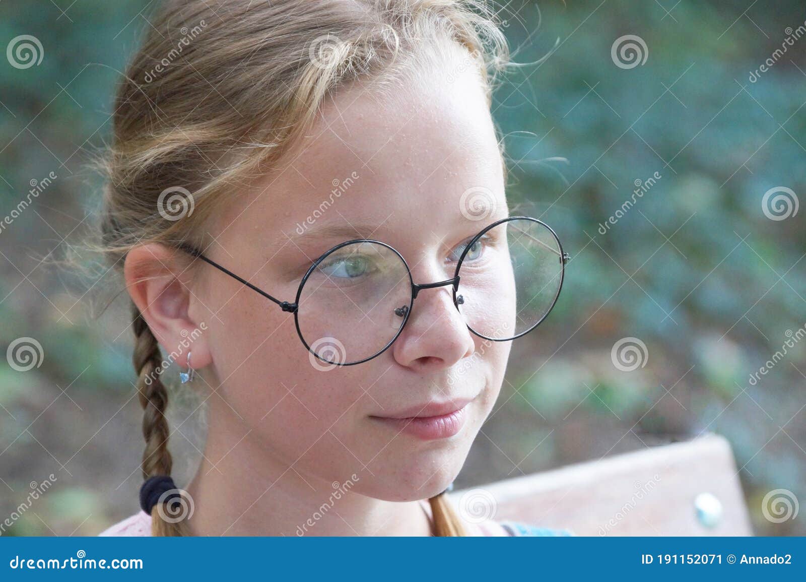 戴眼镜的女孩子 - 堆糖，美图壁纸兴趣社区