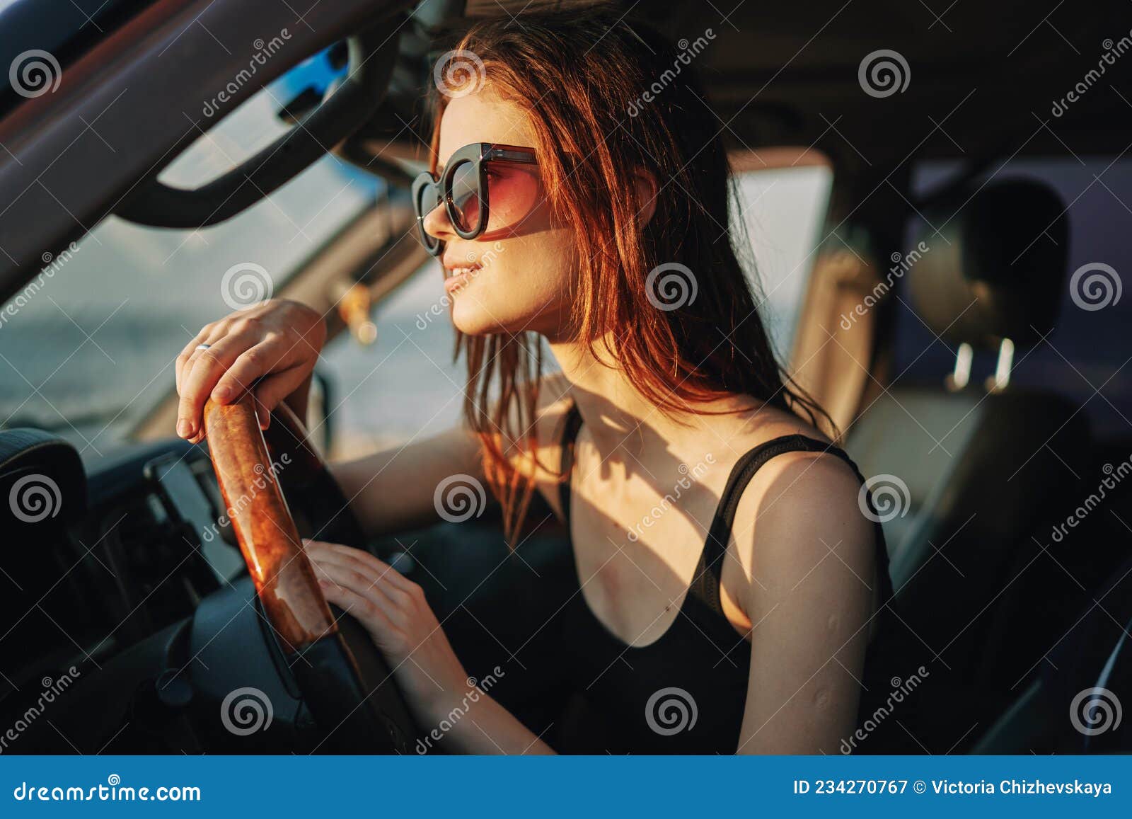 一个亚洲女人开车打电话。阻止危险的迹象插画图片素材_ID:315674212-Veer图库