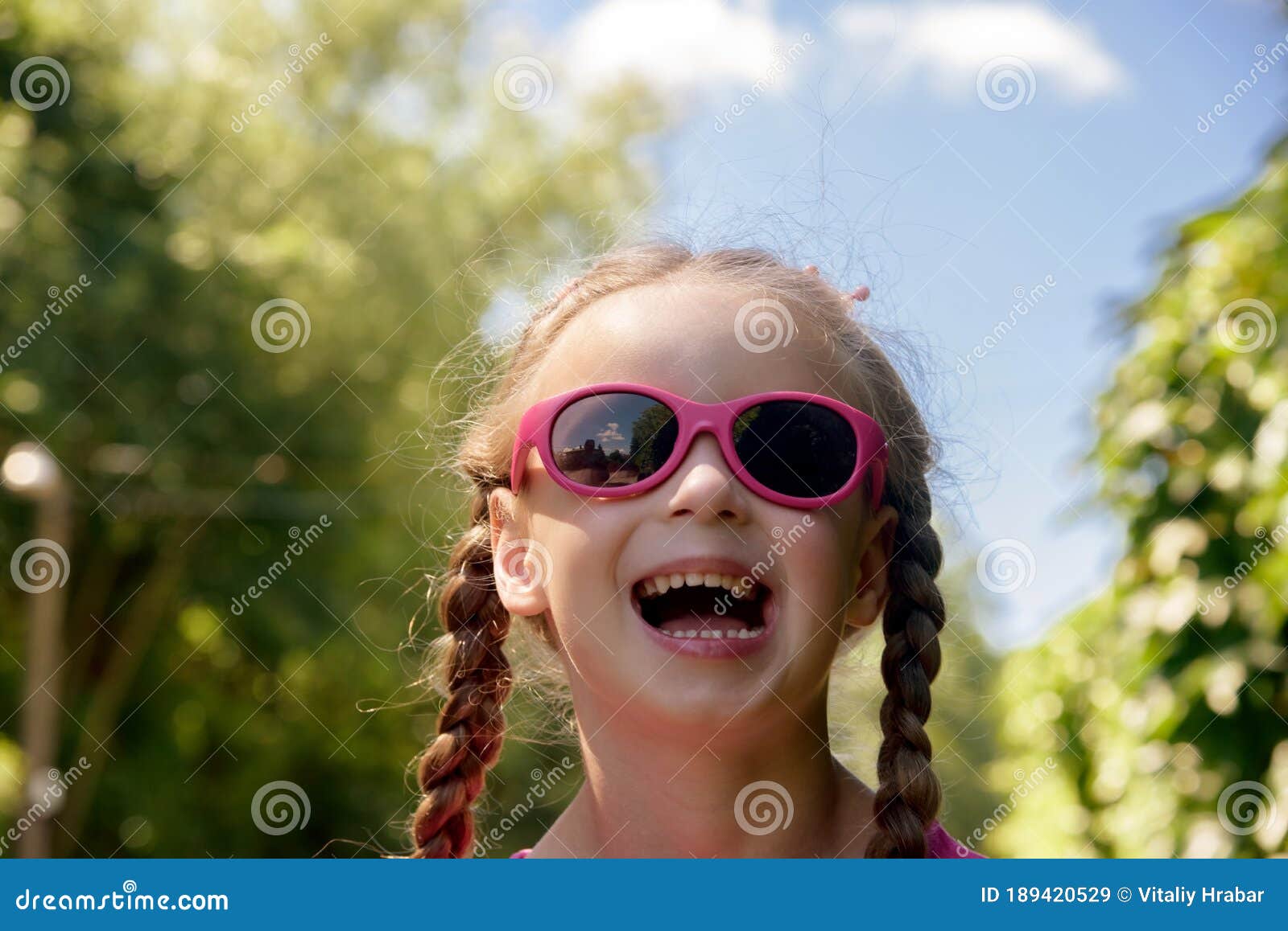 绿色玻璃室外夏日背景中戴墨镜的有趣小女孩. 关闭 库存照片. 图片 包括有 孩子, 女性, 一个, 子项 - 236321154