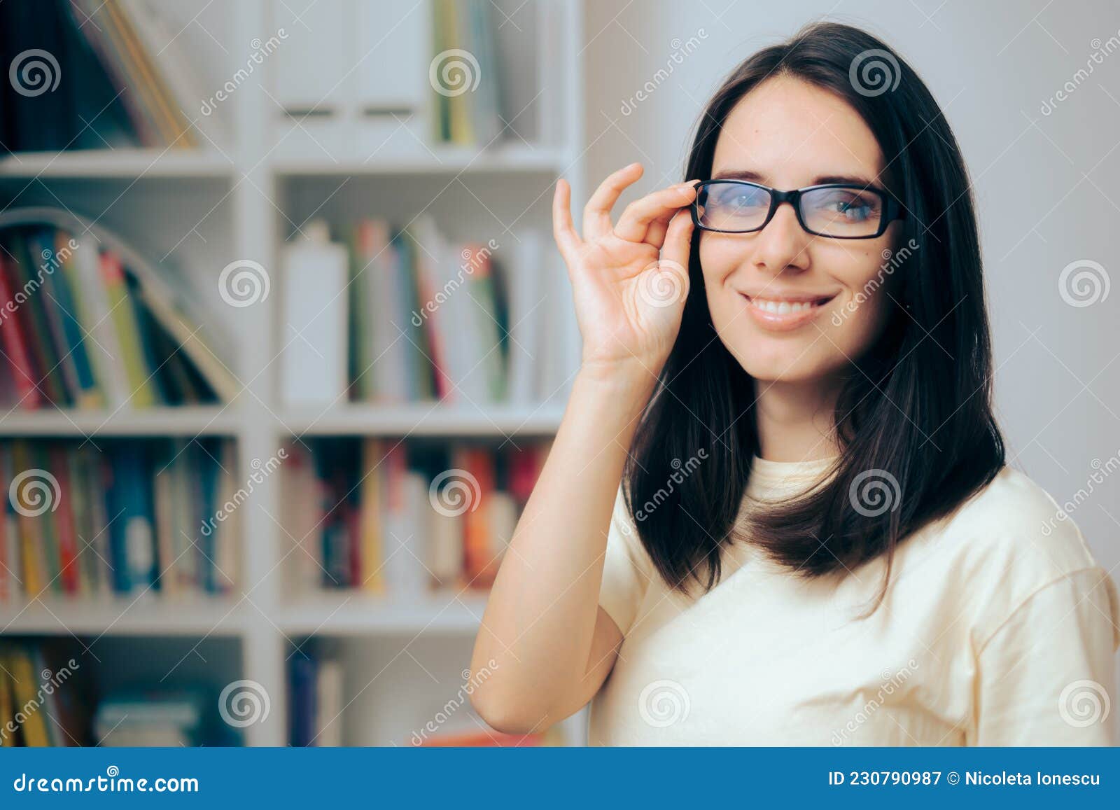 戴眼镜的女生适合哪种短发发型？ - 知乎
