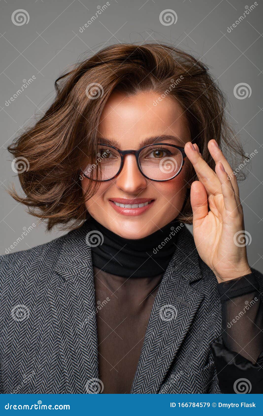 一个年轻女人的肖像，金发，戴着眼镜照片摄影图片_ID:351259070-Veer图库