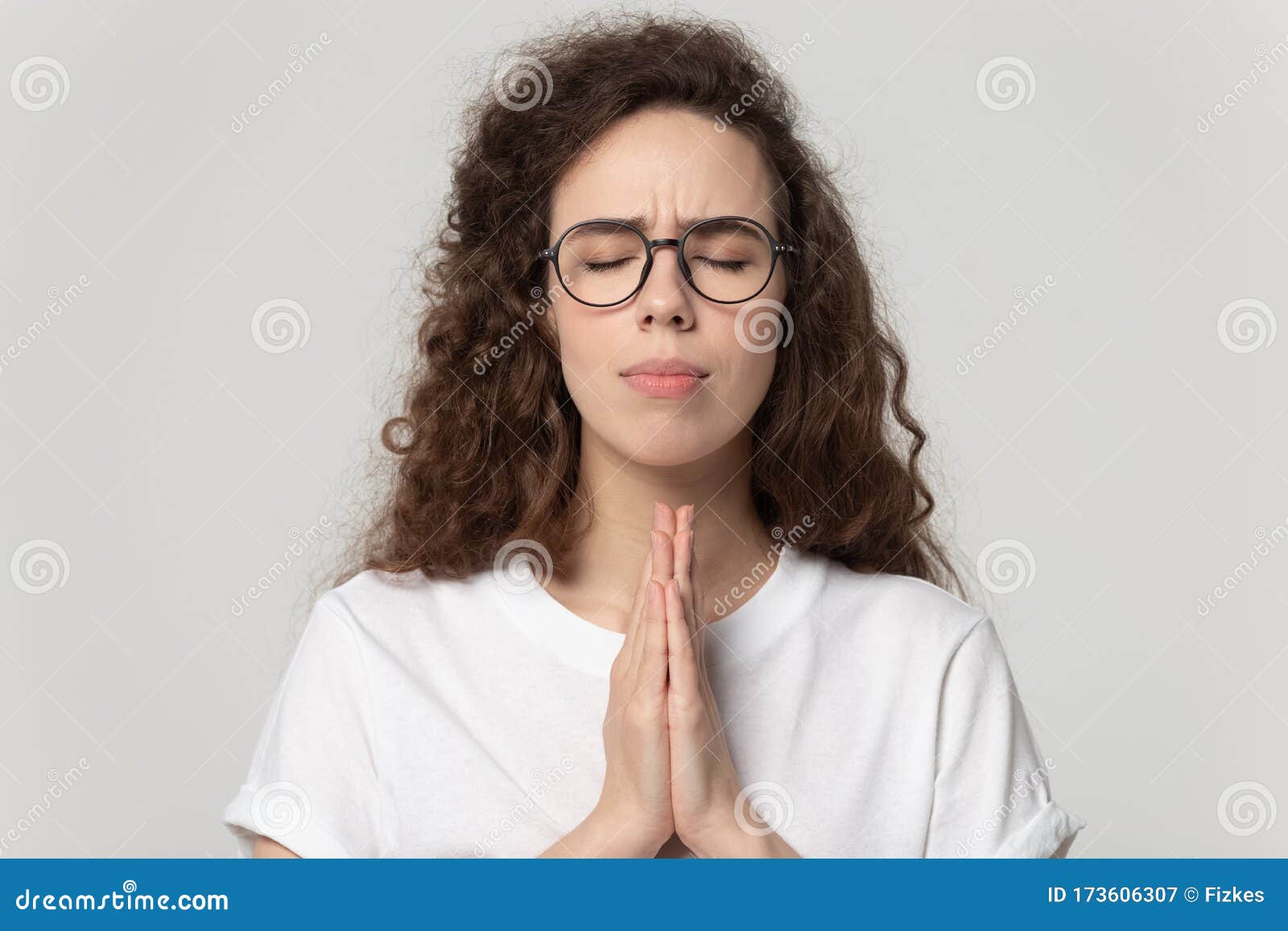 双手合十祈祷的美女图片素材-编号27715900-图行天下