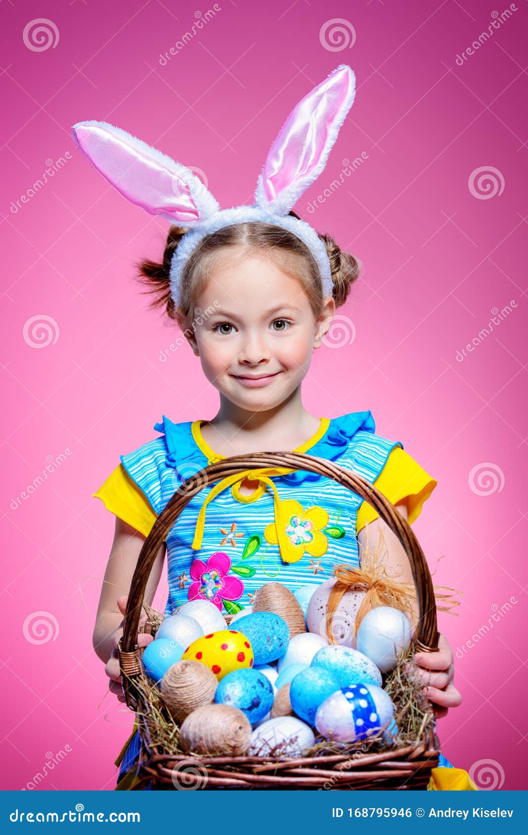 小女孩玩着兔子软软的玩具，喂它新鲜的苹果片照片摄影图片_ID:367344814-Veer图库