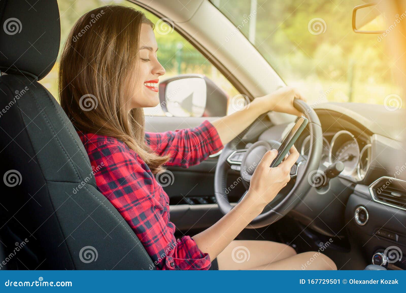 女人开车在后视镜里反射照片摄影图片_ID:122058324-Veer图库