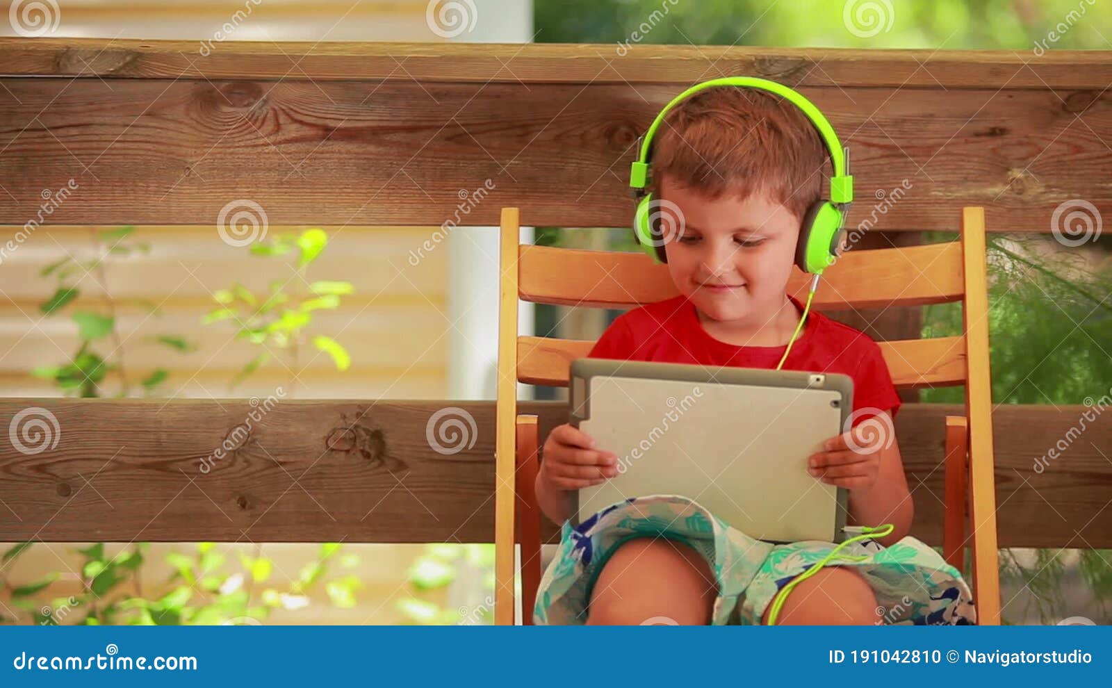 戴耳机的小男孩读书-蓝牛仔影像-中国原创广告影像素材