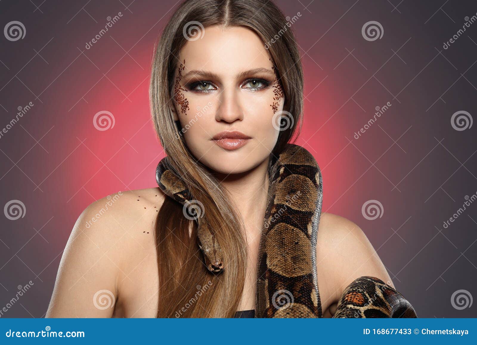 美女和蟒蛇图片，蟒蛇缠女人摄影照片