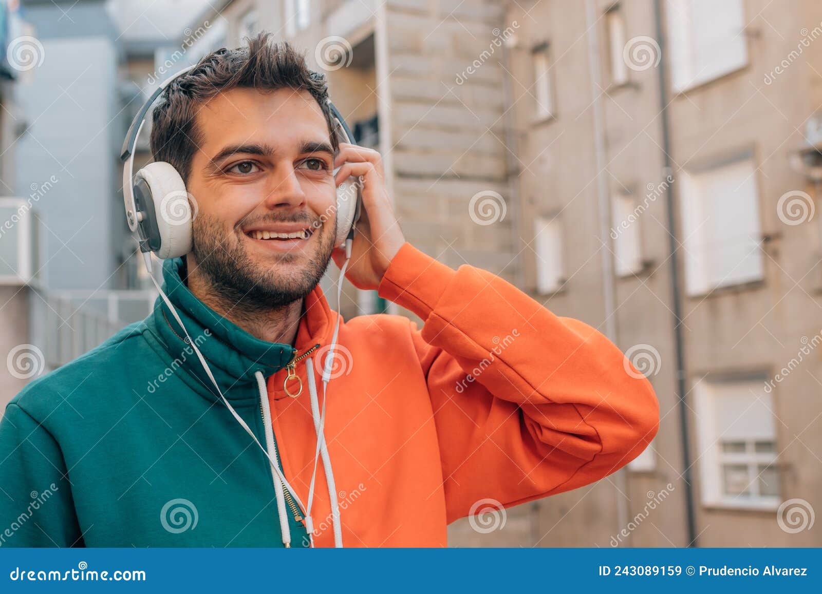 戴耳机的男人 库存图片. 图片 包括有 音乐, 乐趣, 招待, 易上镜头, 声音, 街道, 户外, 证券 - 243089217