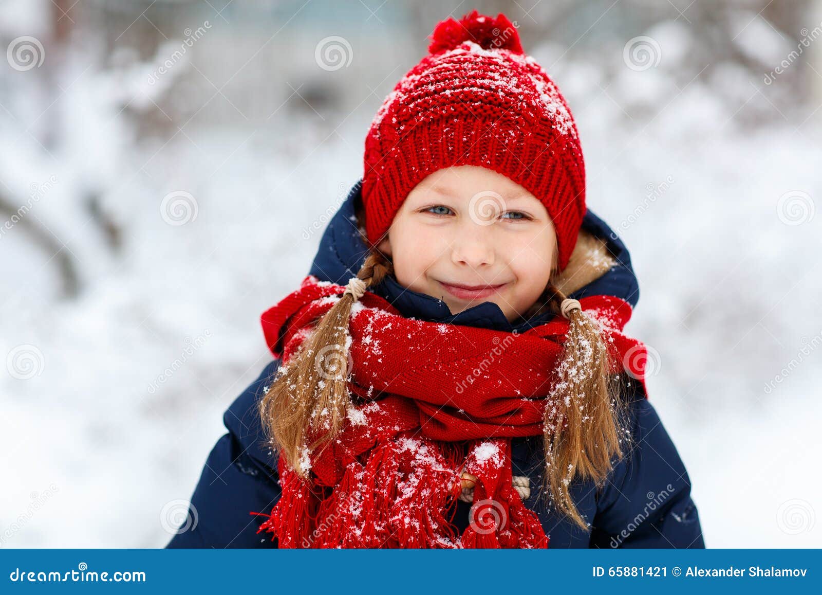 冬至小女孩大雪窗外看雪人风景插画图片-千库网