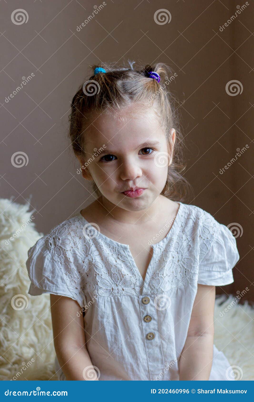 一个美丽的年轻小女孩的画象 库存图片. 图片 包括有 孩子, 方式, 白种人, 叶子, 表面, 相当, 关闭 - 96509239