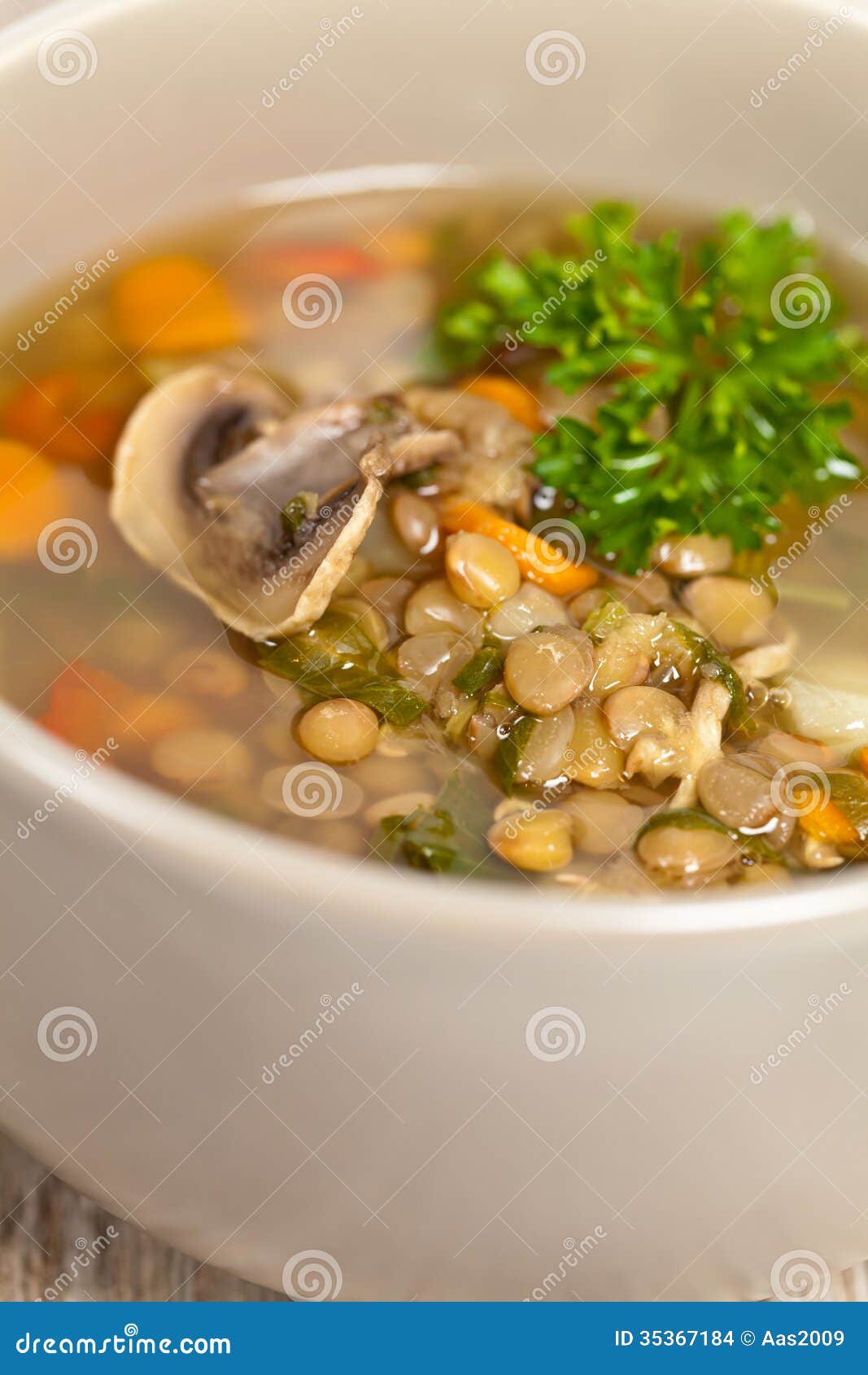 扁豆汤用香肠 库存图片. 图片 包括有 营养素, 红萝卜, 德语, 土豆, 健康, 午餐, 苹果酱, 扁豆 - 53527221