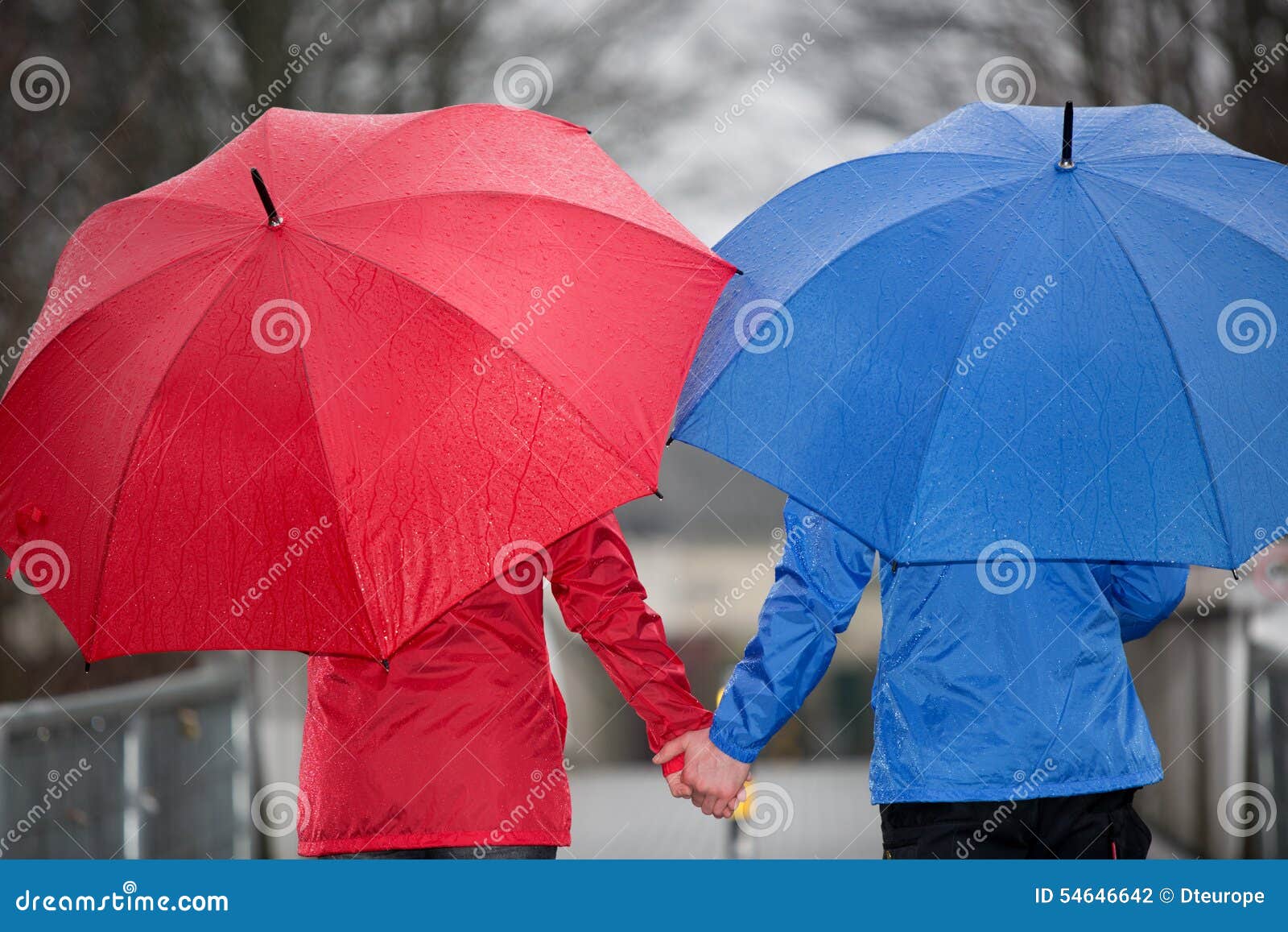 浪漫雨中牵手的情侣